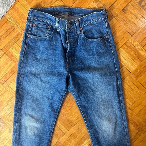 Levi's barely worn size 29 pics slightly saturated looking fro best offer - Picture 3 of 5